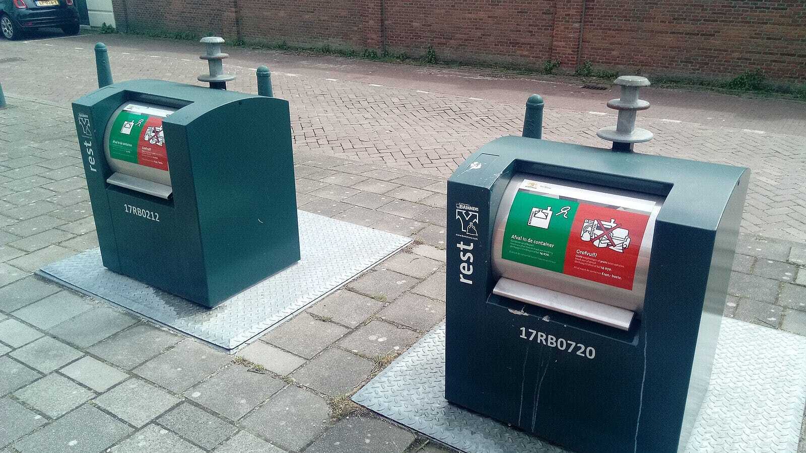Glitch with Underground Garbage Containers: Cards Randomly Unlock Bins While Passes Fail